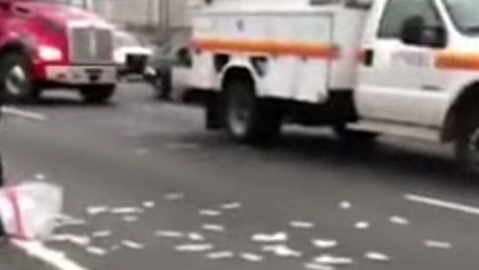 Rosypané peniaze na diaľnici.