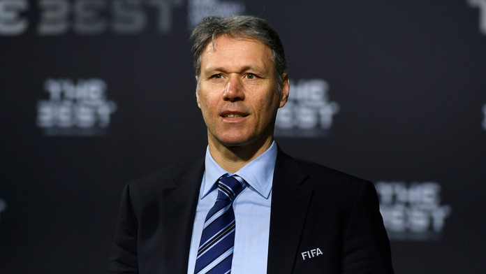 Marco van Basten pózuje počas príchodu na galavečer vyhlásenia výsledkov ankety The Best FIFA Football Awards.