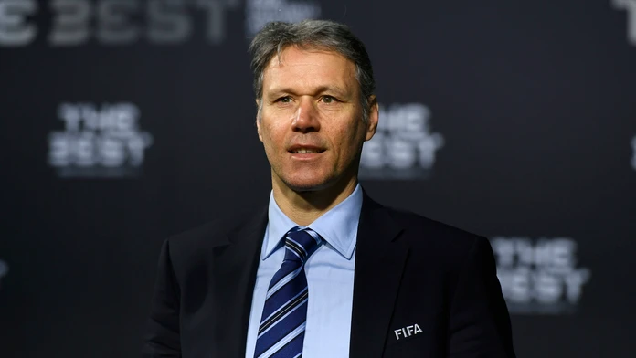 Marco van Basten pózuje počas príchodu na galavečer vyhlásenia výsledkov ankety The Best FIFA Football Awards.
