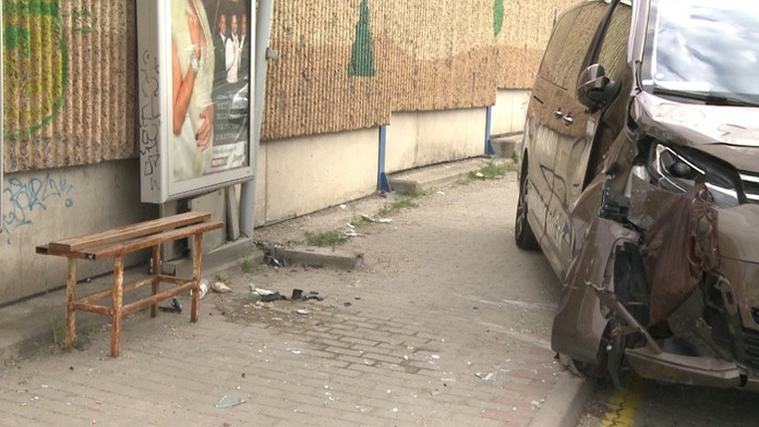 Taxík narazil do zástavky MHD v Košiciach.