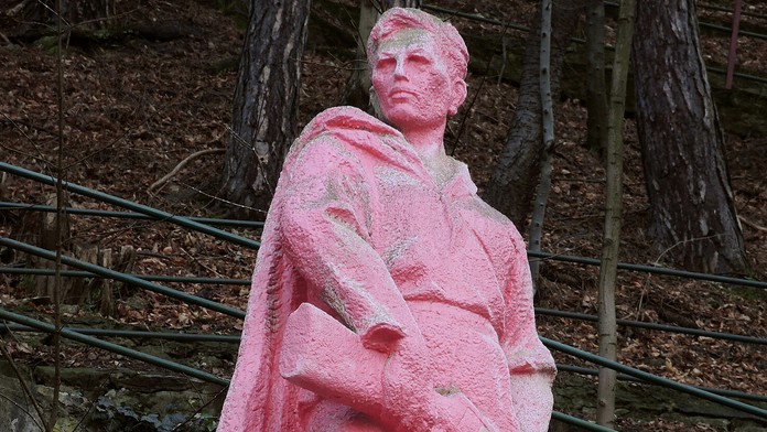 Socha partizána v Banskej Bystrici, titulka.