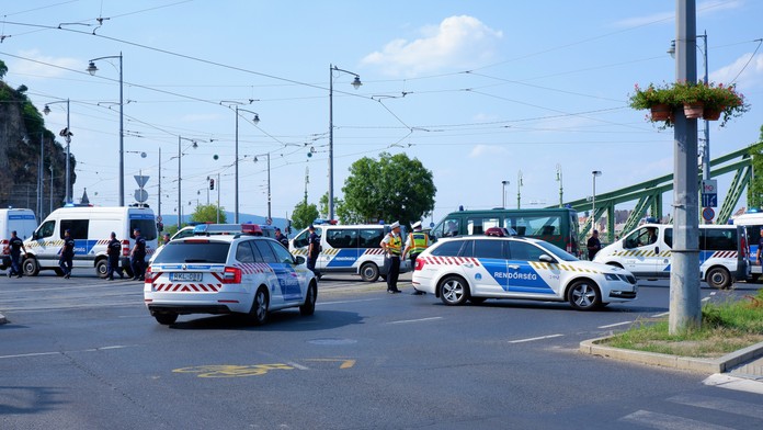 Maďarská polícia rozložila skupinu, ktorá chcela prevziať v krajine moc. Zaistili množstvo zbraní i listín