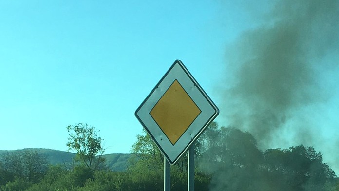 Horiaca motorka na D4 pri Stupave.