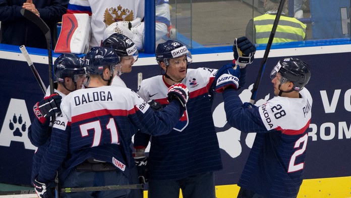 Slovenský kapitán Tomáš Kopecký (tretí zľava) sa teší so spoluhráčmi po strelení úvodného gólu