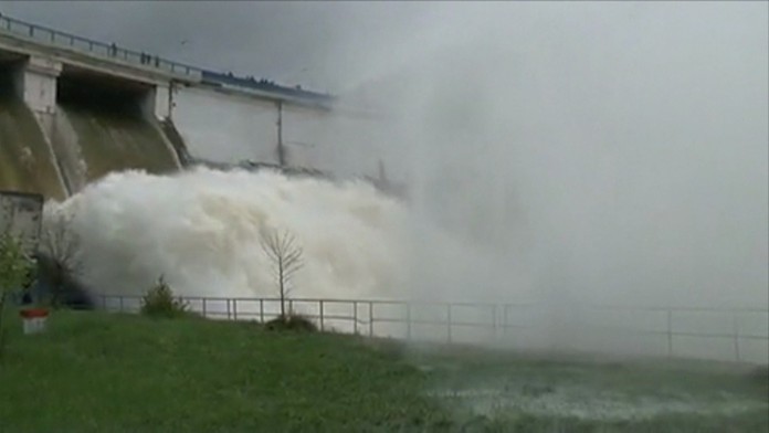 Vypúšťanie Oravskej priehrady.