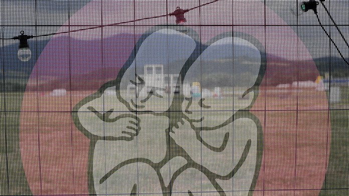 Na snímke logo festivalu na plote počas príprav na 26. roční