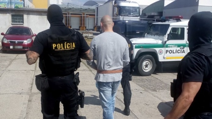 Petra T. previezli na Slovensko.