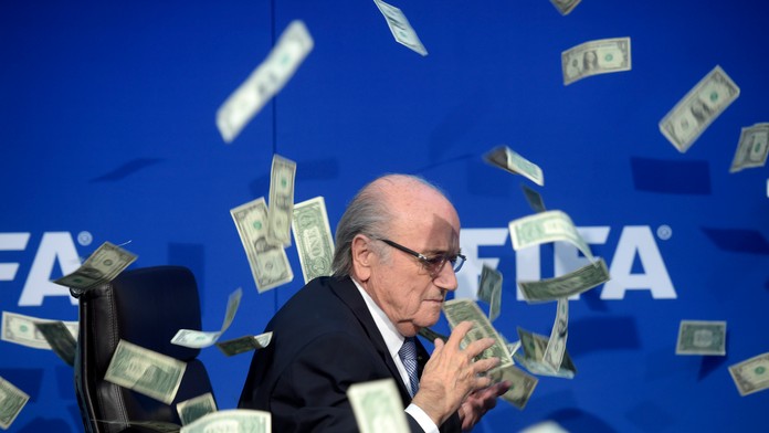 Seppa Blattera zasypal britský komik falošnými dolárovkami.