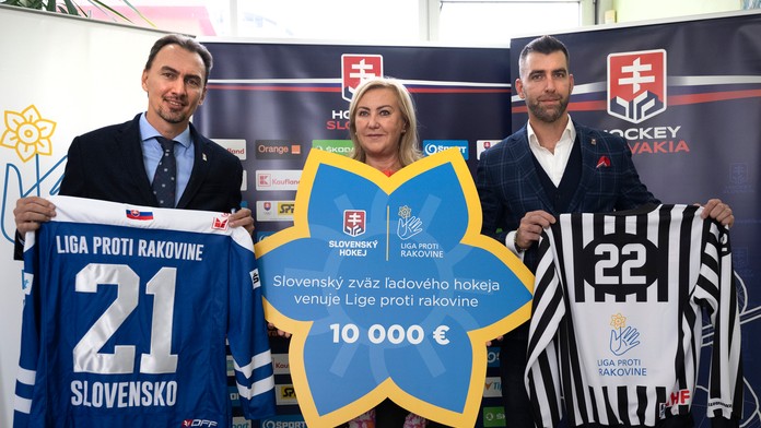 Miroslav Šatan odovzdal šek z dražby víťaznej sady dresov slovenských hokejistov.