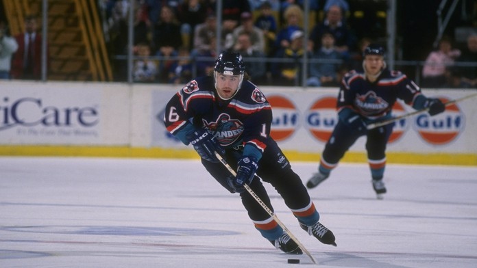 Na archívnej snímke z roku 2003 sa Žigmund Pálffy teší po góle so spoluhráčom Jozefom Stumpelom (obaja LA Kings).