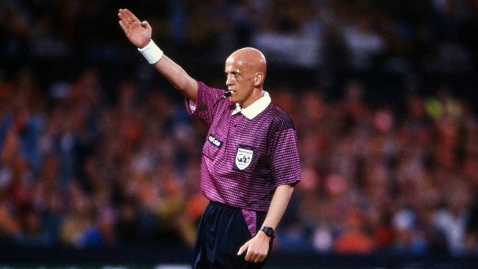 Legendárny rozhodca Collina sa priznal k úmyselnej chybe. Vysvetlil dôvod svojho konania