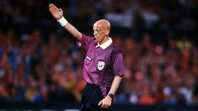 Legendárny rozhodca Collina sa priznal k úmyselnej chybe. Vysvetlil dôvod svojho konania