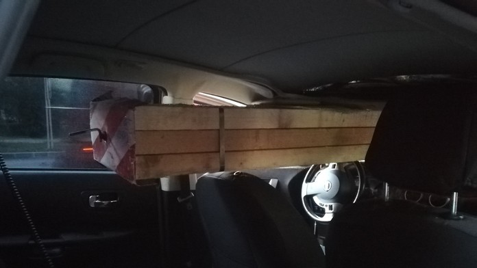 Hranoly prerazili čelné sklo.