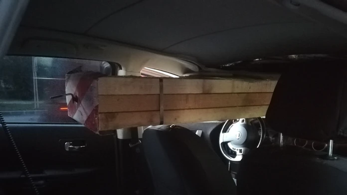 Hranoly prerazili čelné sklo.