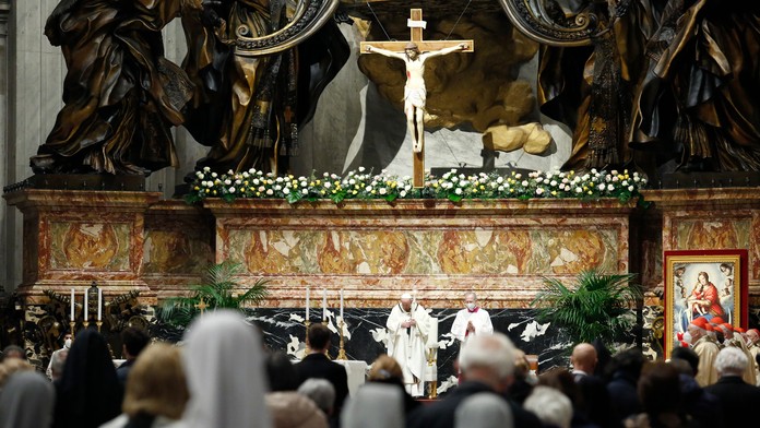 Pápež František slúži na Bielu sobotu veľkonočnú vigíliu v Bazilike sv. Petra vo Vatikáne.