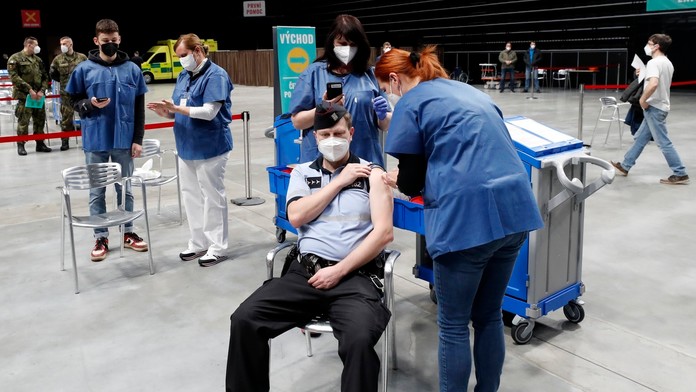 Muž dostáva vakcínu od spoločnosti PfizerBiontech v novom očkovacom centre v budove O2 Universum v Prahe.
