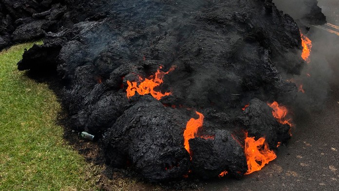 Na snímke pohľad na horiacu lávu zo sopky Kilauea.
