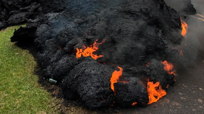 Na snímke pohľad na horiacu lávu zo sopky Kilauea.