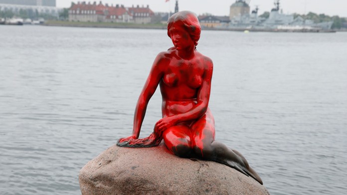 Neznámi páchatelia natreli v noci na 30. mája jeden z najznámejších symbolov Kodane - sochu Malej morskej víly červenou farbou.