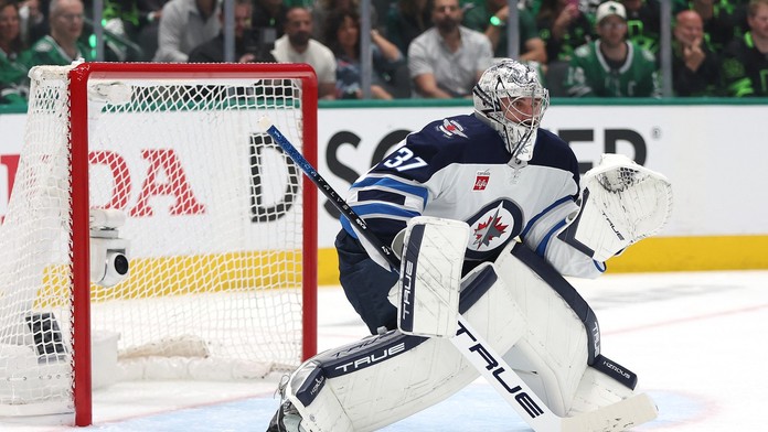 NHL rozdávala ocenenia, najviac ich dostal  Hellebuyck. S prázdnymi rukami neodišiel ani Ovečkin