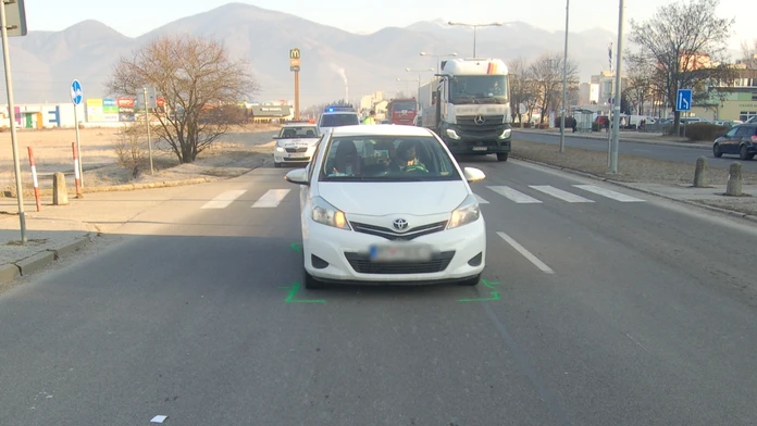 Na snímke auto, ktoré zrazilo dievča na priechode pre chodcov v Martine.