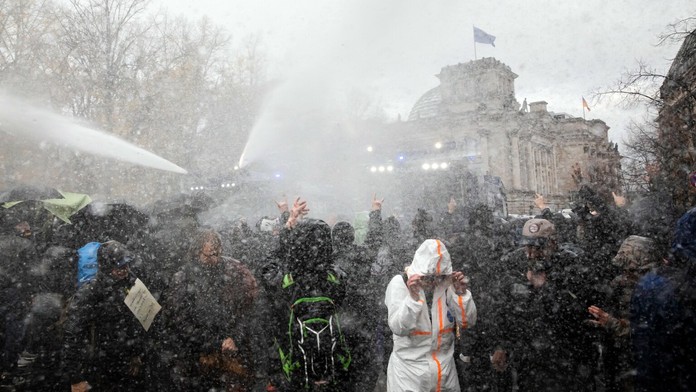 Usporiadatelia pomáhajú po hrozivej nehode Sebastianovi Grosjeanovi.