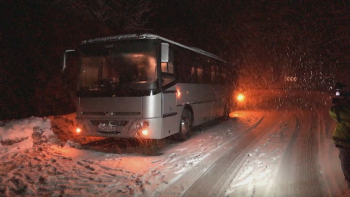 Abdou Diallo (Mainz) v súboji o loptu s Thomas Mullerom (Bayern).
