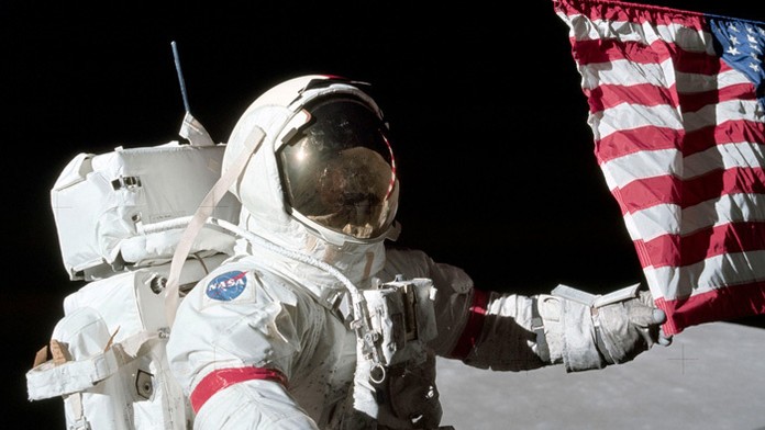 Eugene Andrew Cernan bol posledný muž, ktorý kráčal po povrchu Mesiaca.