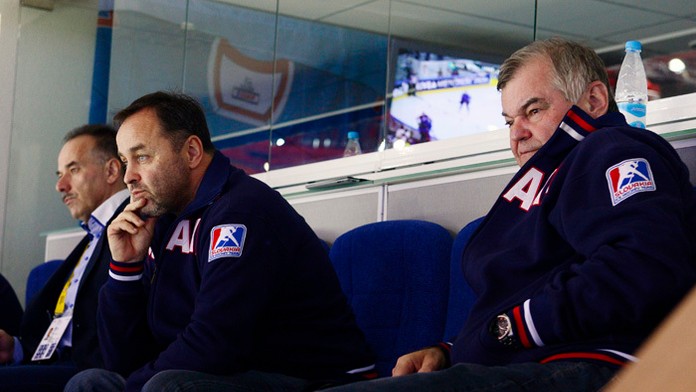 Tréner Vladimír Vůjtek, generálny manažér reprezentácie Otto Sýkora a prezident SZĽ Igor Nemeček  sledujú zápas Dánsko - Francúz