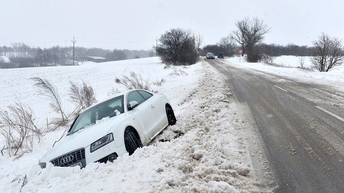Mníchova Lehota, okr Trenčín, sneh, auto v priekope.jpg