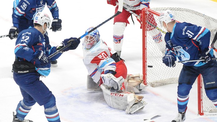 Timotej Šille (Nitra) strieľa gól v zápase s MHK 32 Liptovský Mikuláš.