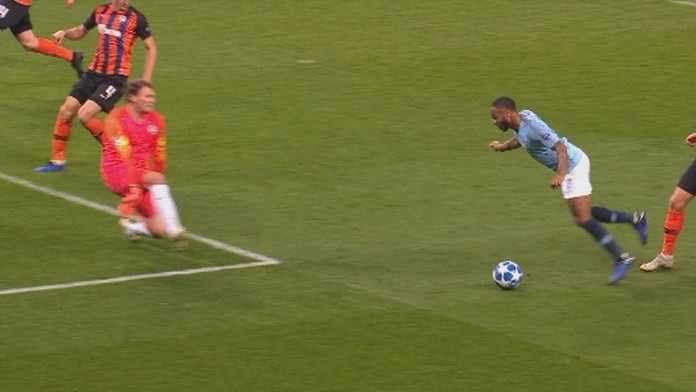 Raheem Sterling padá po tom, čo zakopol o trávnik.