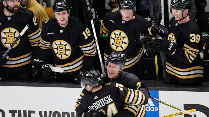 Hráč Bostonu Bruins Brandon Carlo (vpravo) oslavuje gól so spoluhráčom Jakeom DeBruskom.