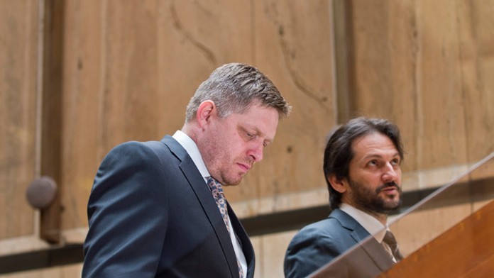 Premiér Robert Fico a minister Robert Kaliňák prichádzajú na rokovanie vlády