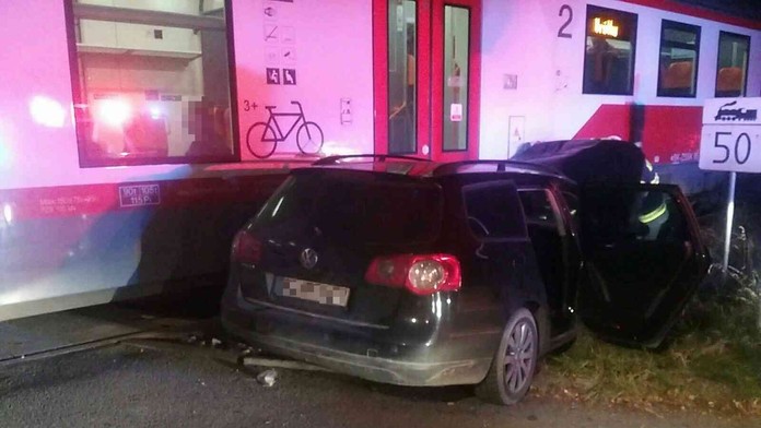 V Prievidzi sa zrazilo auto s vlakom. Akoby zázrakom sa nikomu nič nestalo