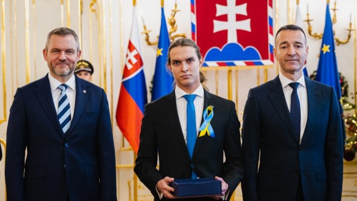 Simon Omaník pri preberaní ocenenia