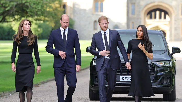 Holandskú verziu knihy o britskej kráľovskej rodine dočasne stiahli z predaja