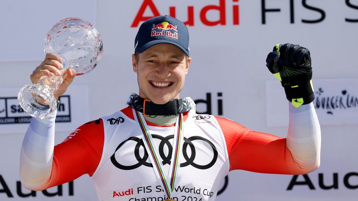 Malý krištáľový glóbus v rukách Odermatta, tento rok má už tretí. Zjazd v Saalbachu napokon zrušili