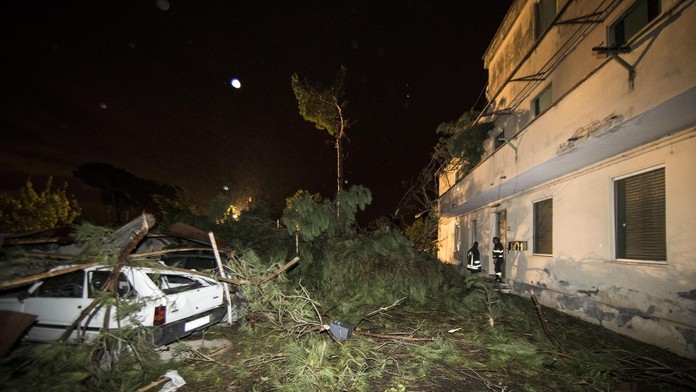 Tornado v meste Cesano. 