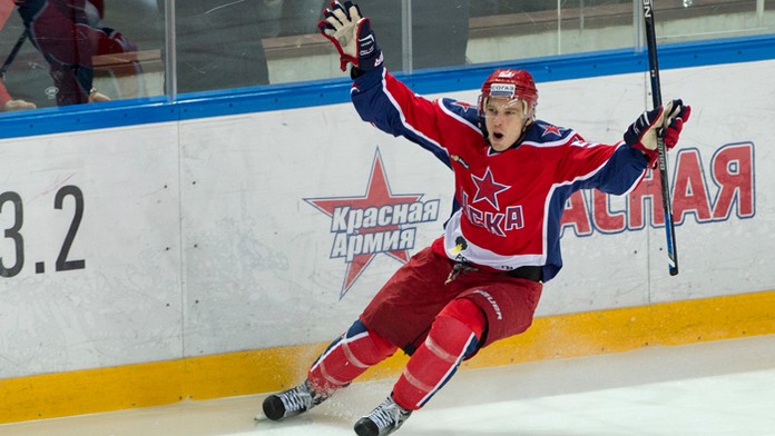 Hokejista CSKA Moskva Antti Pihlström sa teší po strelení víťazného gólu v predĺžení druhého stretnutia 1. kola play off proti H