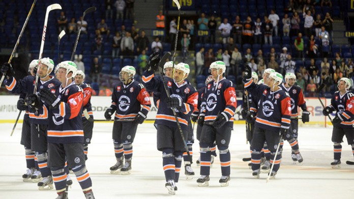 Hráči Košíc po prehre 1:2 v 2. kole hokejovej Ligy majstrov v A- skupine HC Košice - Kärpät Oulu 