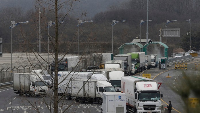 Juhokórejský vozidlá sa vracajúci zo severokórejskej spoločného priemyselného komplexu Kaesong.