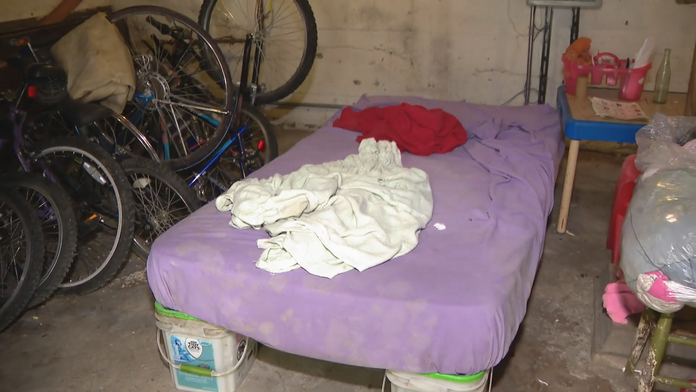 Rodičia uväznili 10-ročnú dcéru do pivnice