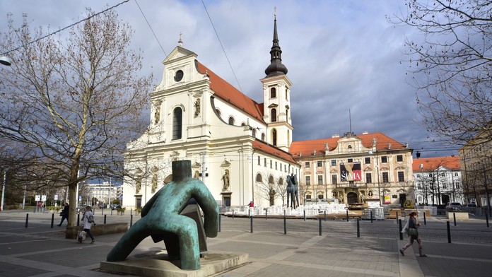 Súd povolil 10-ročnému chlapcovi žalovať svojho otca. Žiada odškodné