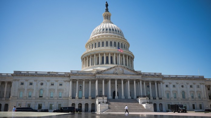 Ďalšia Trumpova otočka: Po podpise dohody o nerastoch už predaj zbraní Ukrajine nie je tabu