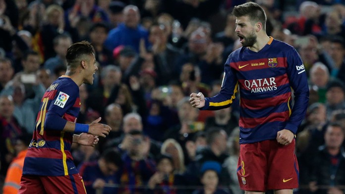 Gerard Pique a Neymar sa tešia po strelenom góle do siete Realu Madrid.