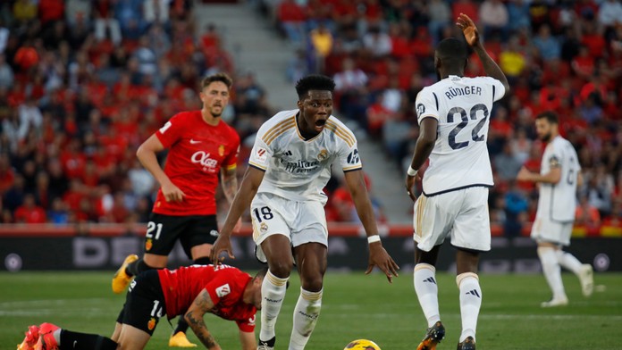 Futbalista Aurelien Tchouameni (uprostred) z Realu Madrid reaguje v zápase 31. kola španielskej La Ligy.