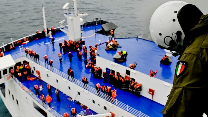 Ľudí z horiaceho trajektu zachraňovali vrtuľníkom.