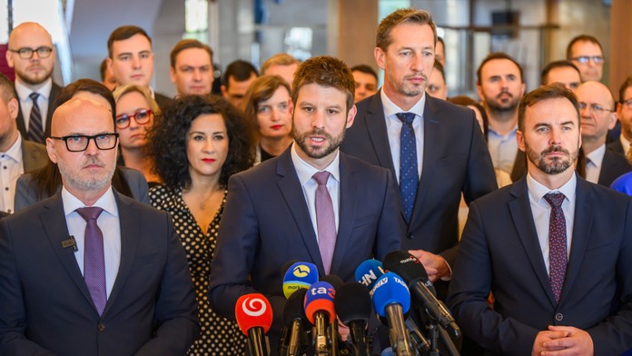 Opozícia na prezidentovu pozvánku reaguje rozdielne. Jedna strana ju prijala, dve sa stretnutia nezúčastnia