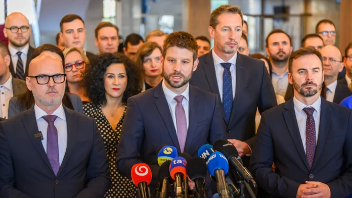 Opozícia na prezidentovu pozvánku reaguje rozdielne. Jedna strana ju prijala, dve sa stretnutia nezúčastnia